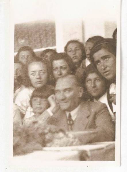 Gazi Mustafa Kemal Atatürk çocuklarla